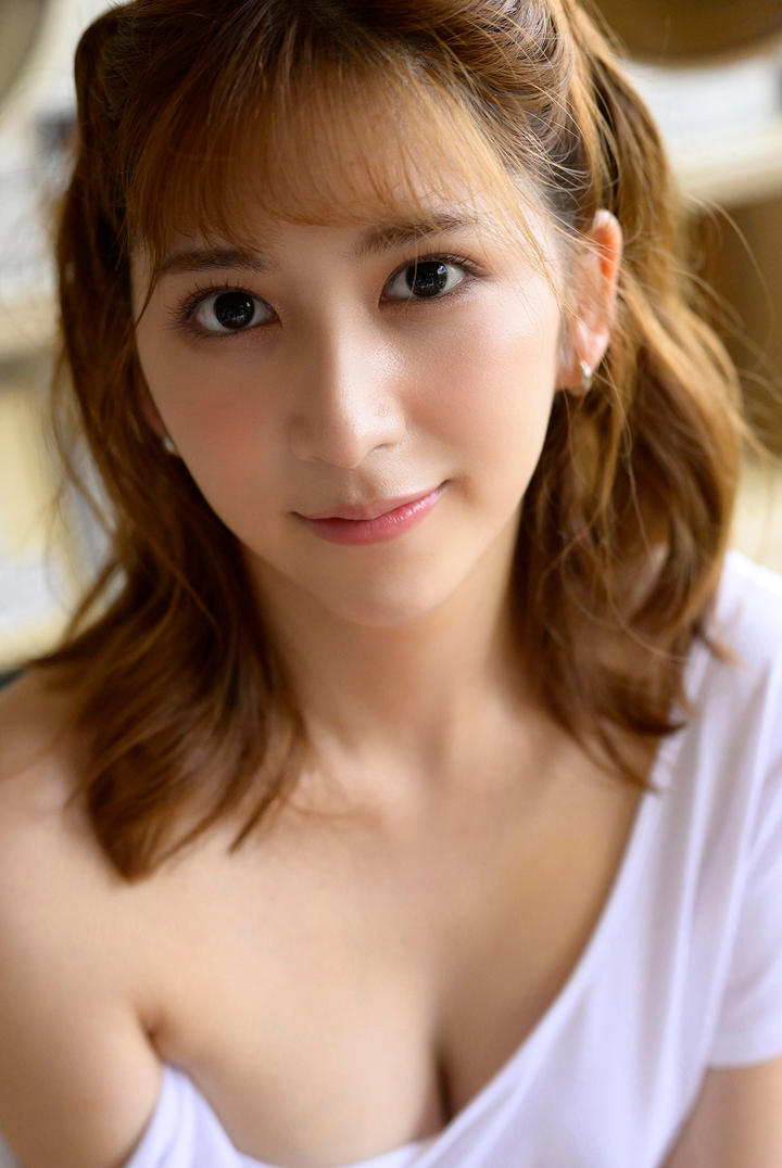 皮肤水嫩的日本美女写真图片