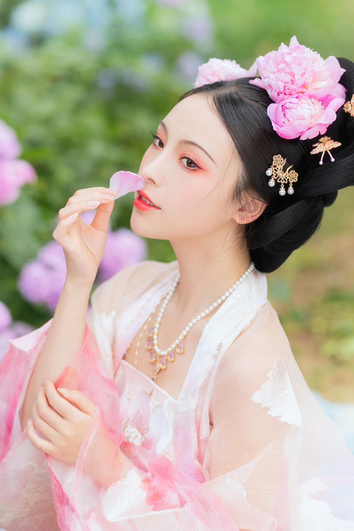衣着华丽的古典汉服美女户外艺术照写真图片
