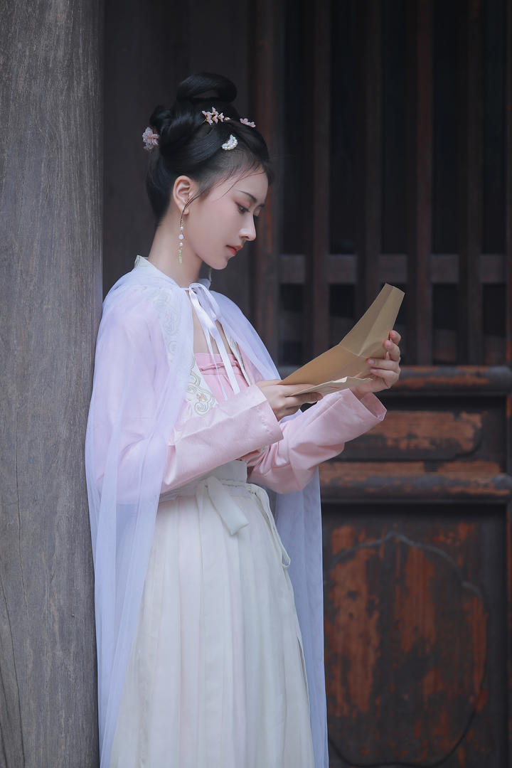 白衣古风汉服美女主播个人艺术摄影写真图片