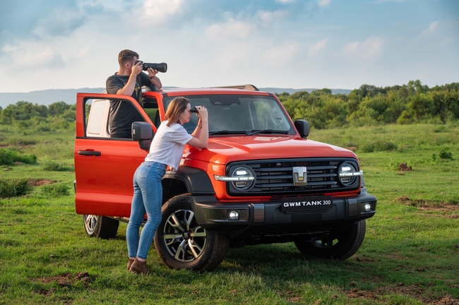 一起户外自驾游旅行的情侣图片