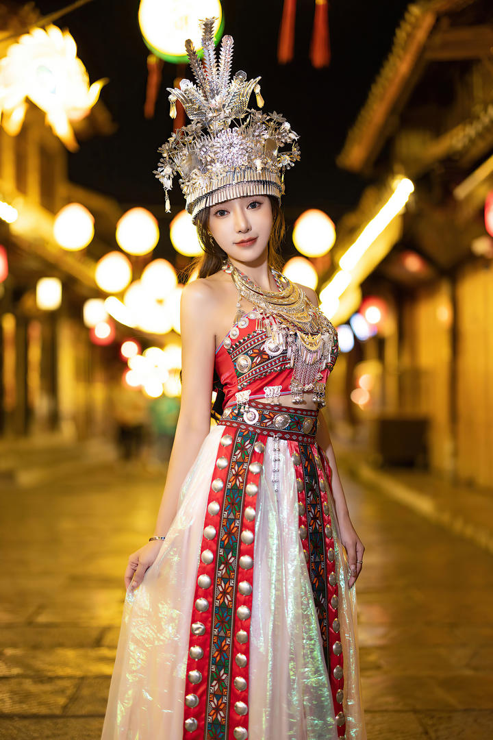 穿苗族服饰的漂亮美女王馨瑶艺术照图片