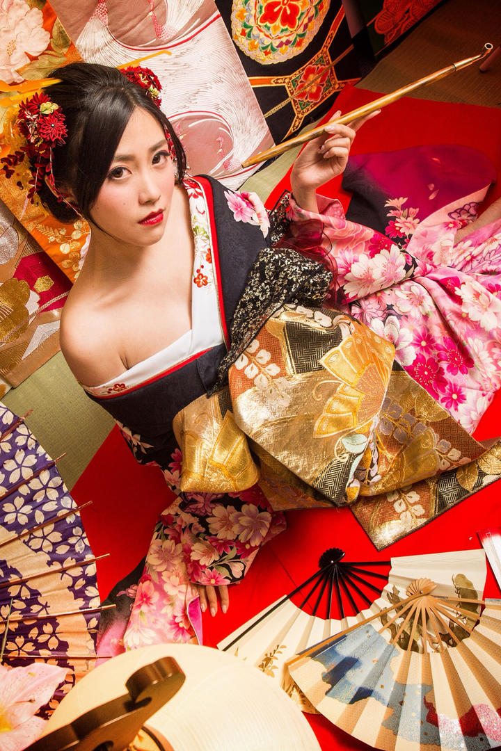 坐在地上的日本和服美女图片