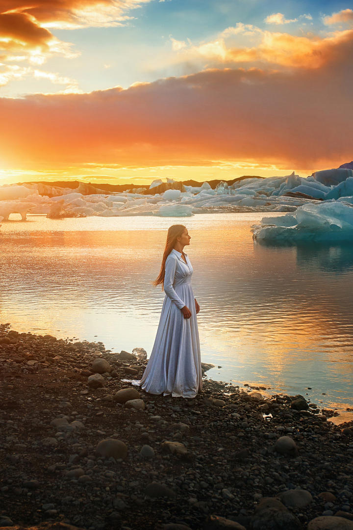 站在湖边的唯美女生壁纸图片