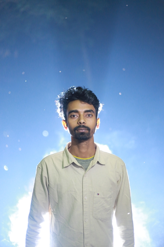 络腮胡白色衬衫帅哥写真图片