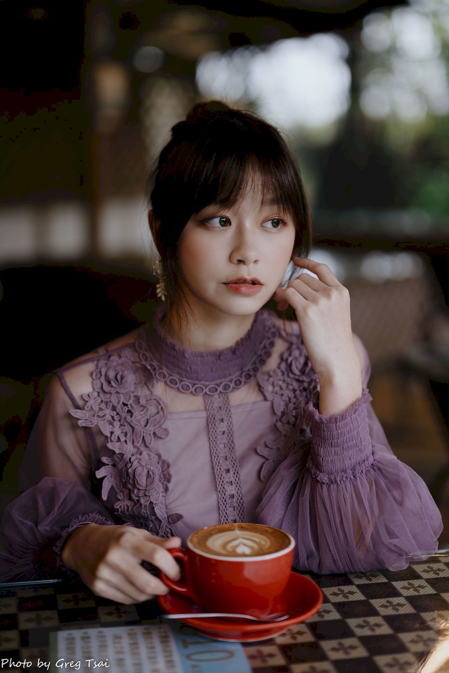 极品美女畊畊浅紫色蕾丝上衣花园暖调氛围摄影‌