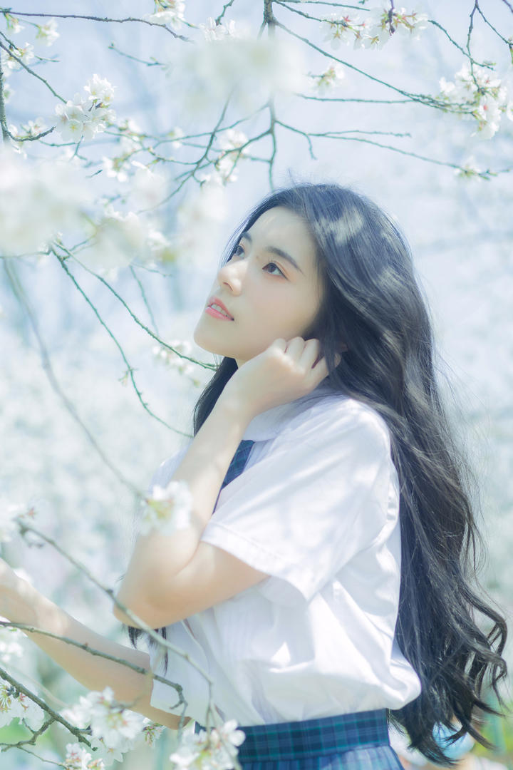 清纯美女班花户外赏花唯美意境美女壁纸图片
