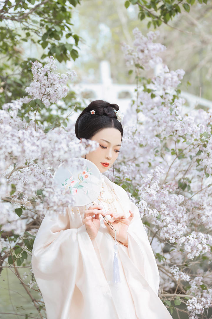 花园里的清纯气质古装美女唯美写真图片