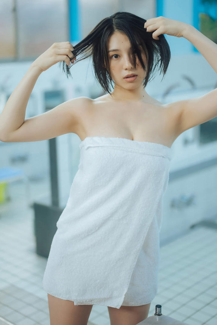 裹着浴巾的日本短发美女日产无码久久久久久精品图片