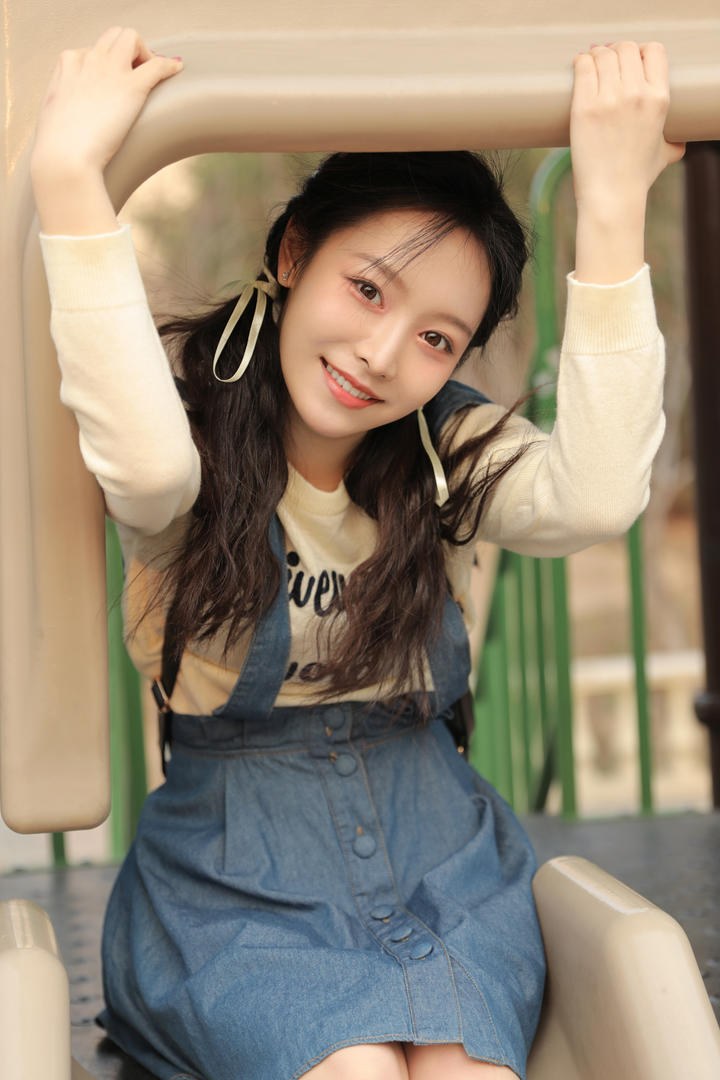 可爱牛仔吊带裙清纯美女写真图片