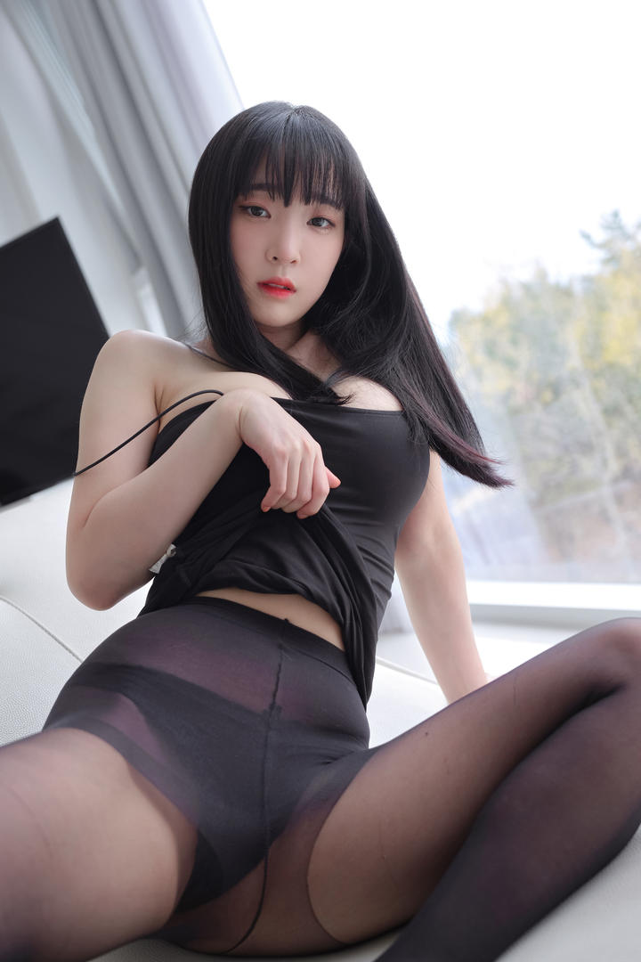 韩国性感黑丝美女野模不雅姿势照片流出