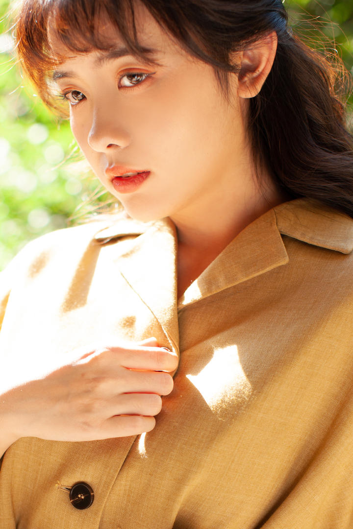 阳光下的高清清纯美女黄子卿图片