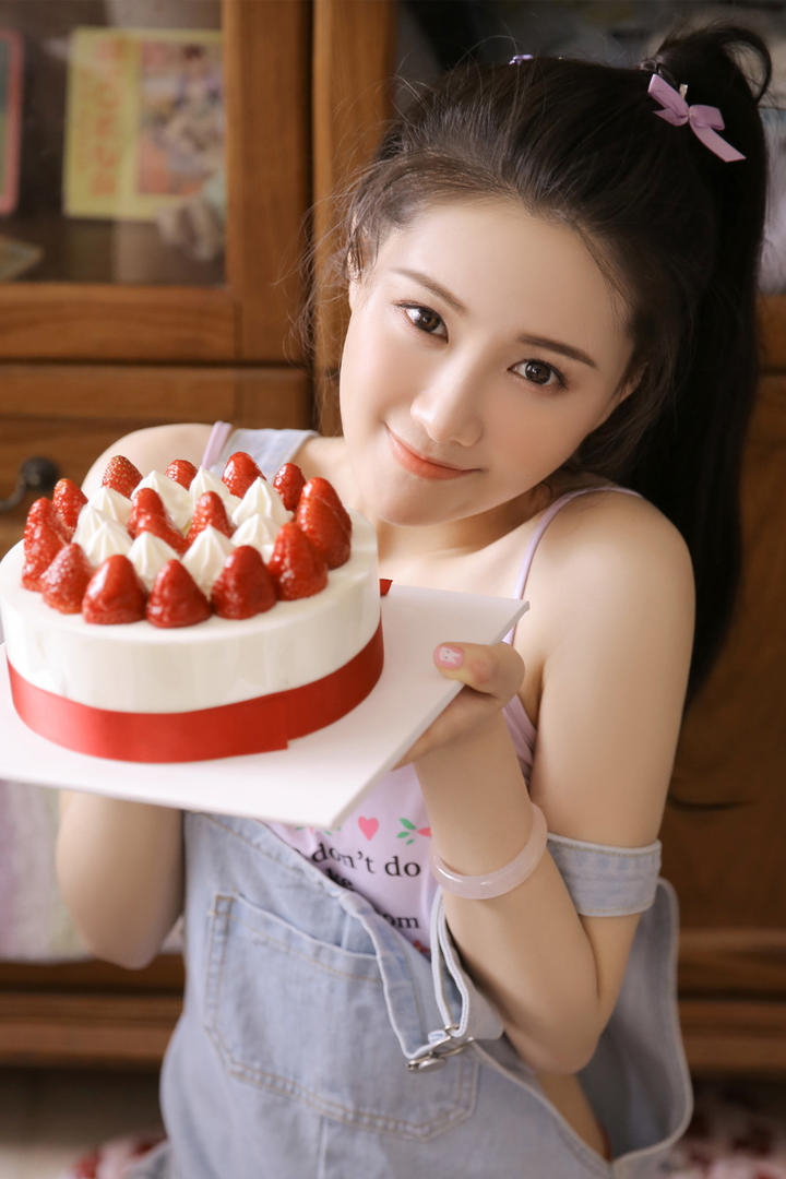 捧着蛋糕的极品清纯美女图片