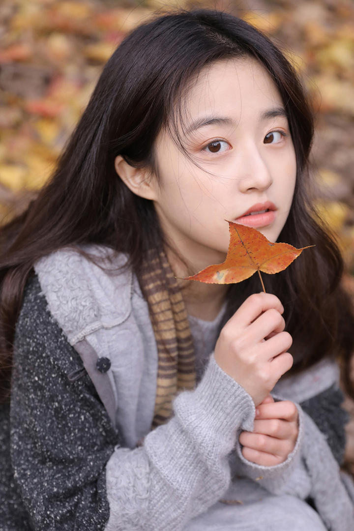 拿着枫叶的清纯韩国女生头像图片