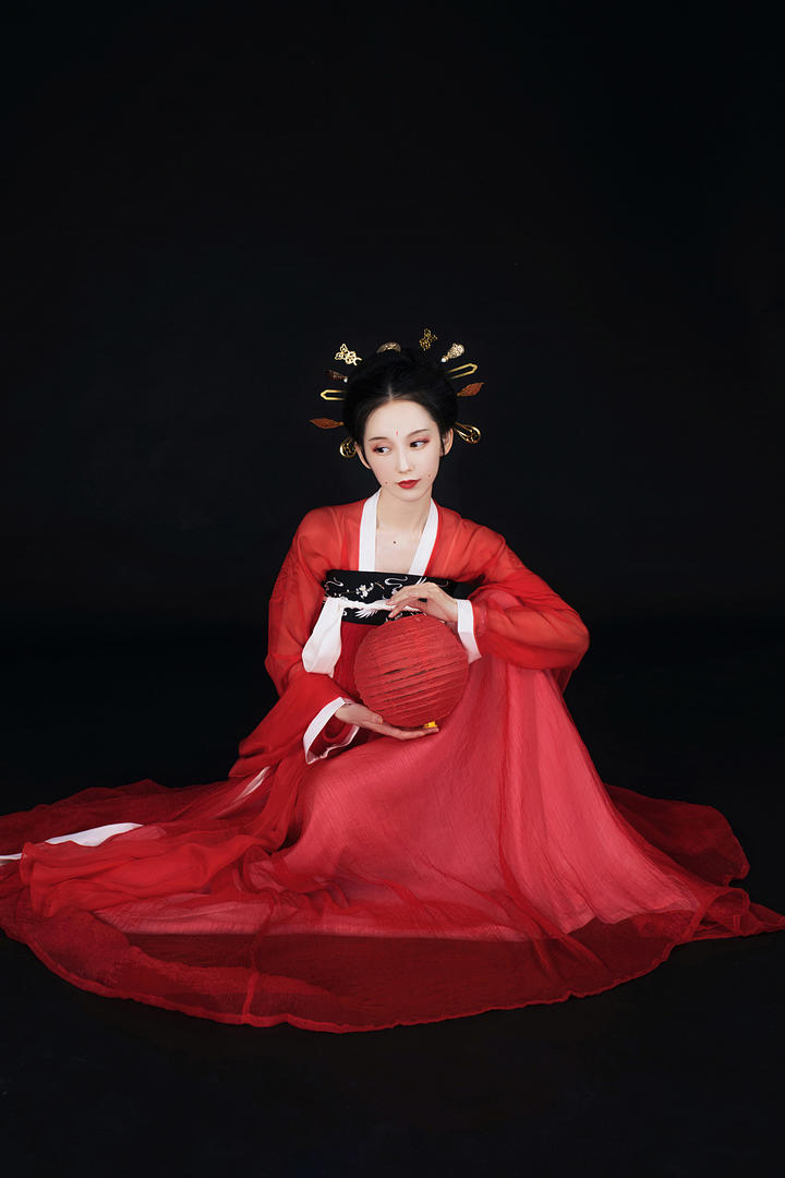 新年喜庆红灯笼中国古装汉服美女写真图片