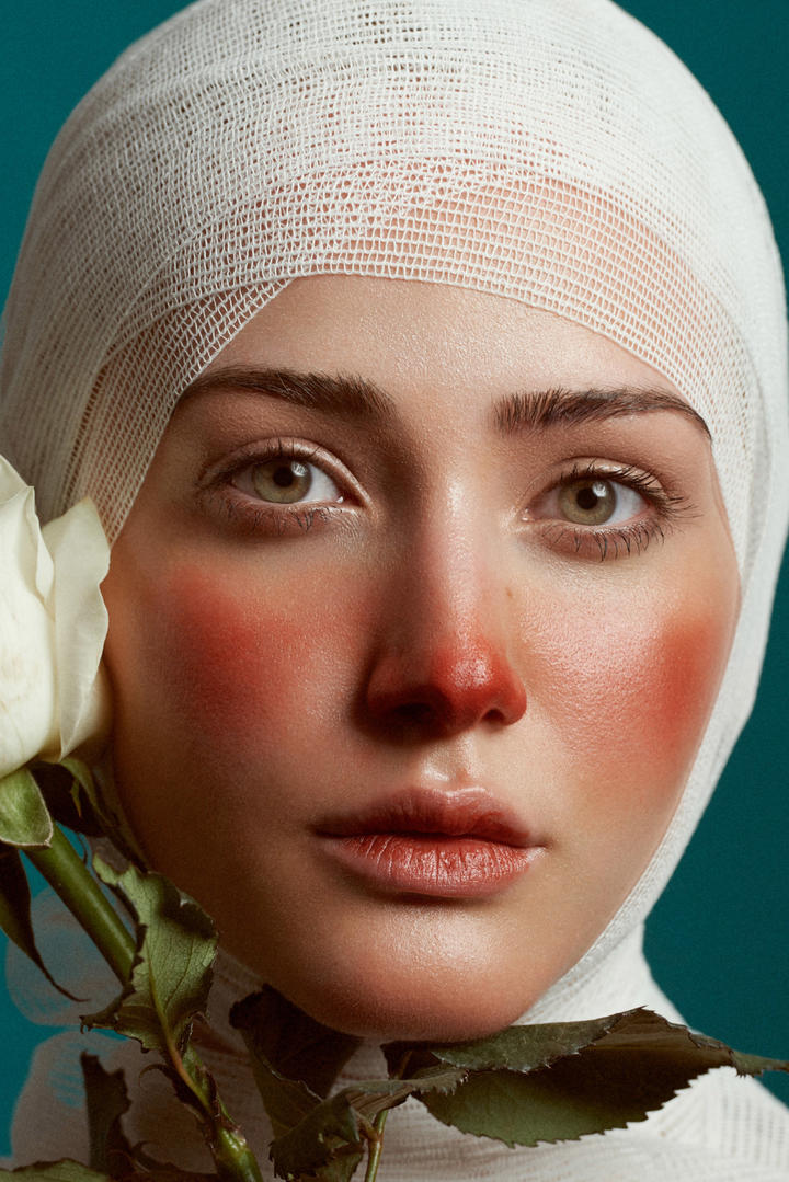 裹着纱布的国外美女模特人像艺术摄影写真免费下载