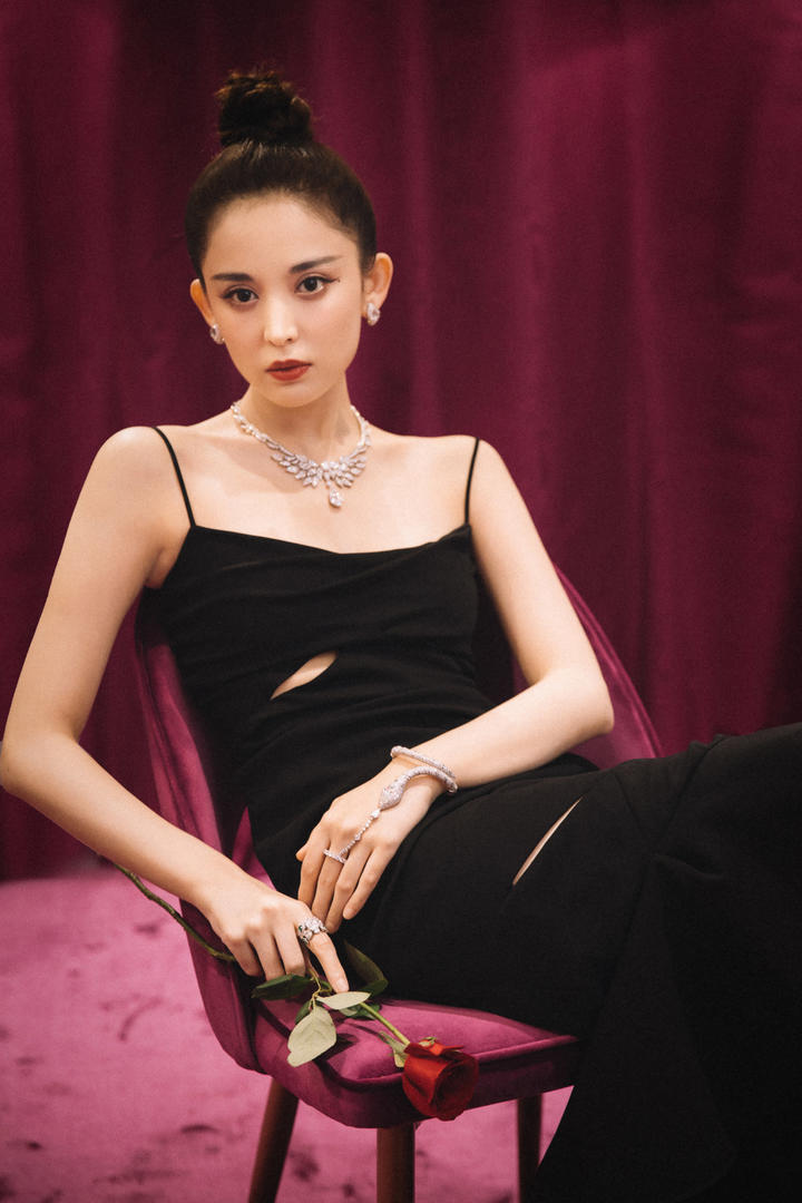 优雅大方的气质美女明星古力娜扎写真图片