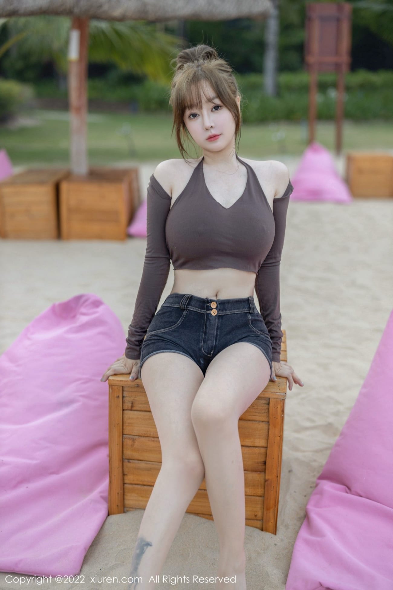 秀人网性感女神王雨纯咖啡色收身上衣搭配短裤海南旅拍