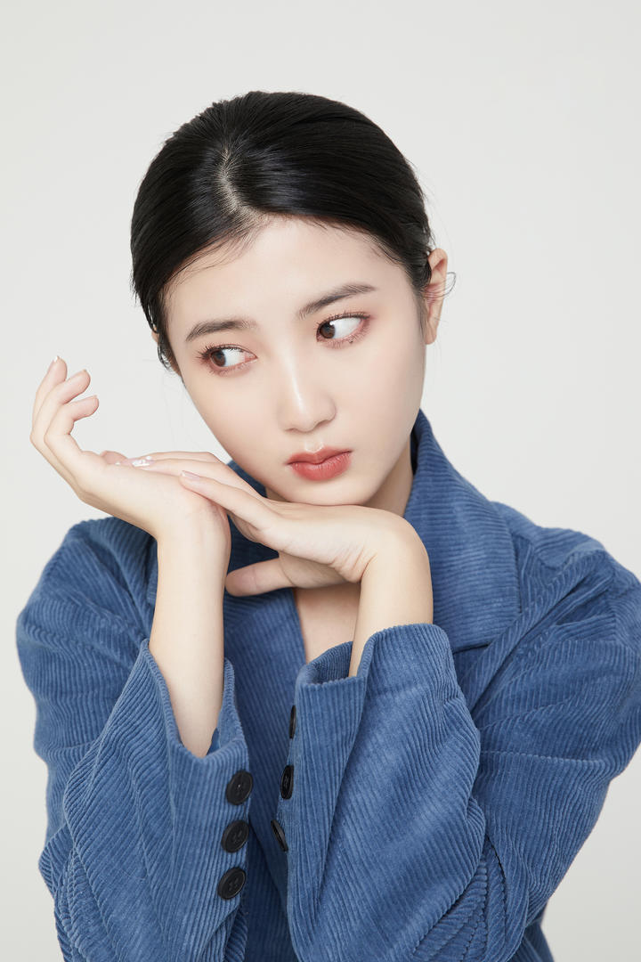 满脸胶原蛋白的清纯美女模特写真图片