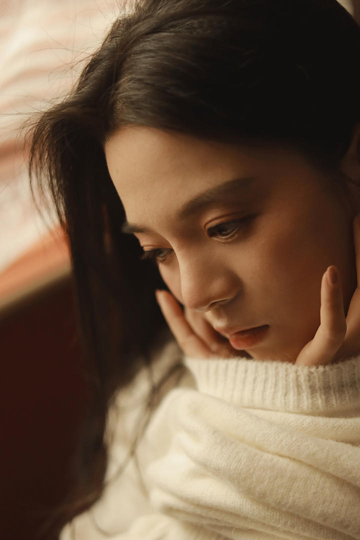 超高清捧着脸的美女qq头像女生