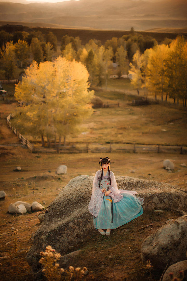 坐在石头上的高清古装汉服美女写真图片