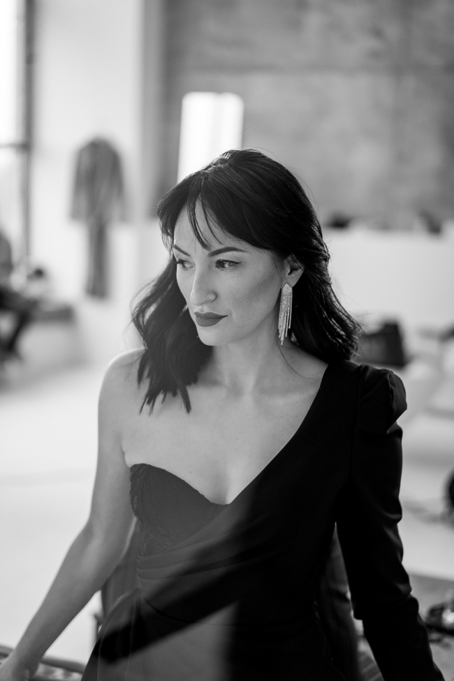 时尚轻熟风黑白性感美女图片