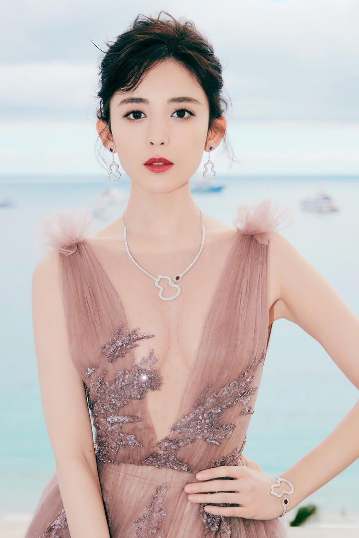 中国时尚漂亮美女明星古力娜扎海边唯美写真图片