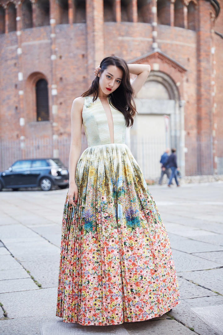 新疆女明星迪丽热巴国外街头自拍图片