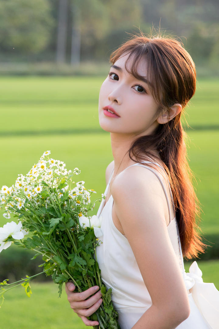 抱着鲜花清纯唯美女生头像高清壁纸下载