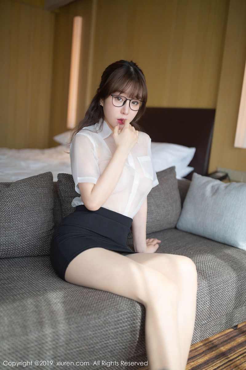 秀人网性感女神王雨纯职场OL女秘书装扮丝袜美腿诱惑写真