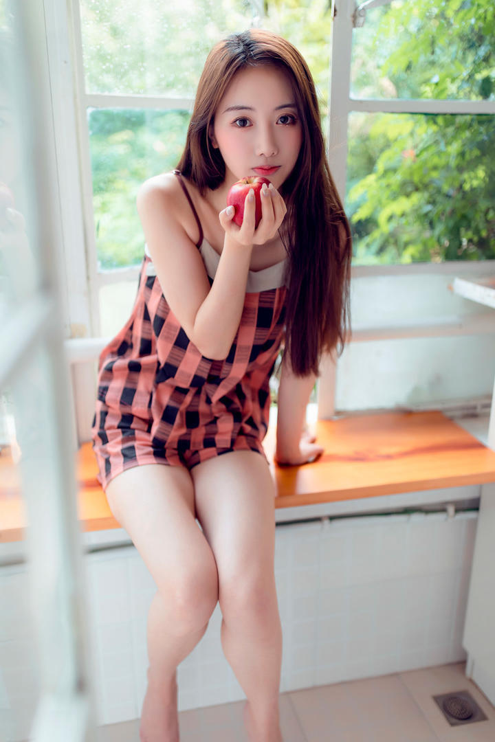 吃苹果的高清唯美清纯美女壁纸写真图片