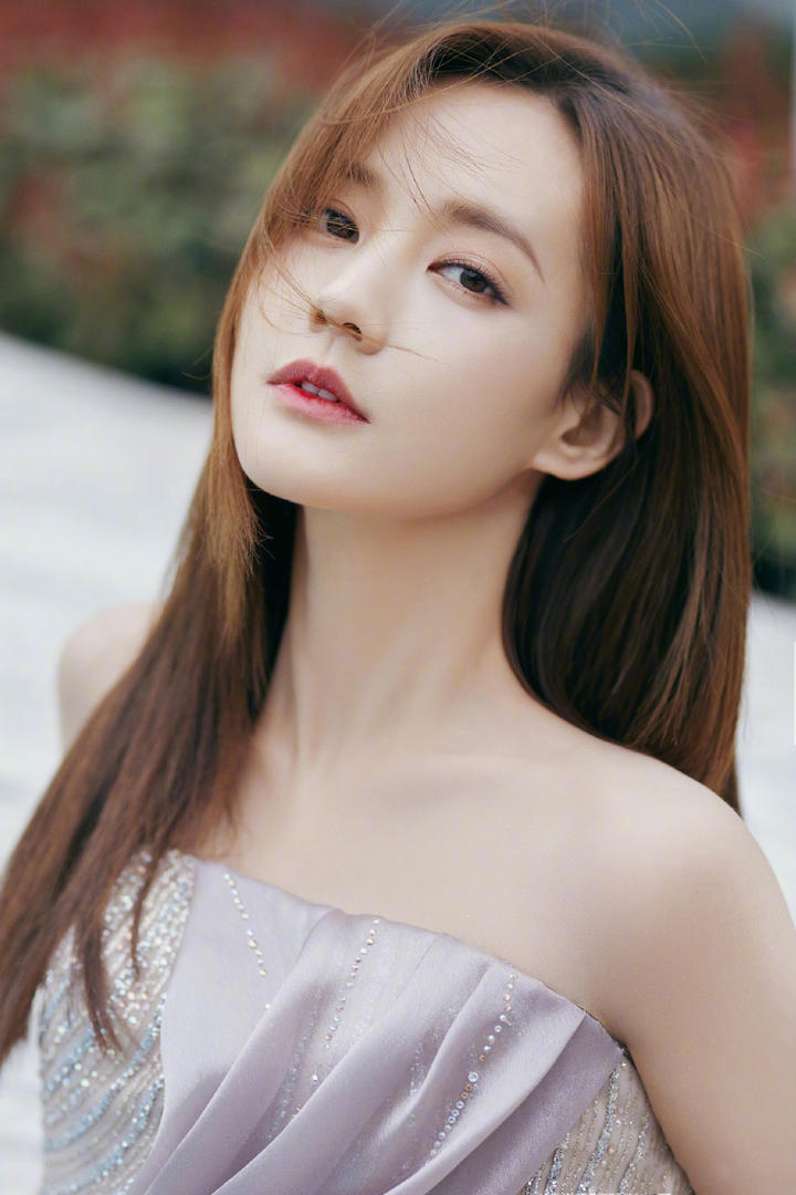 中国女明星李一桐性感抹胸礼服白皙香肩写真图片