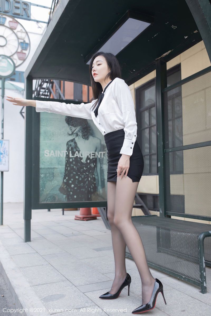 秀人网美女模特安然Maleah黑丝美腿末班大巴车职场主题写真