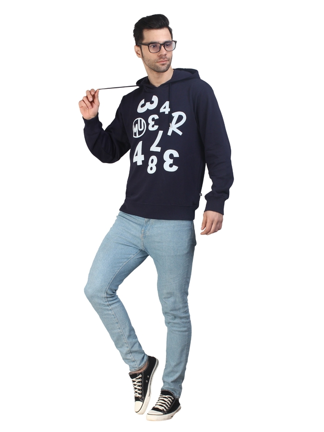 穿着黑色卫衣的戴眼镜帅哥图片