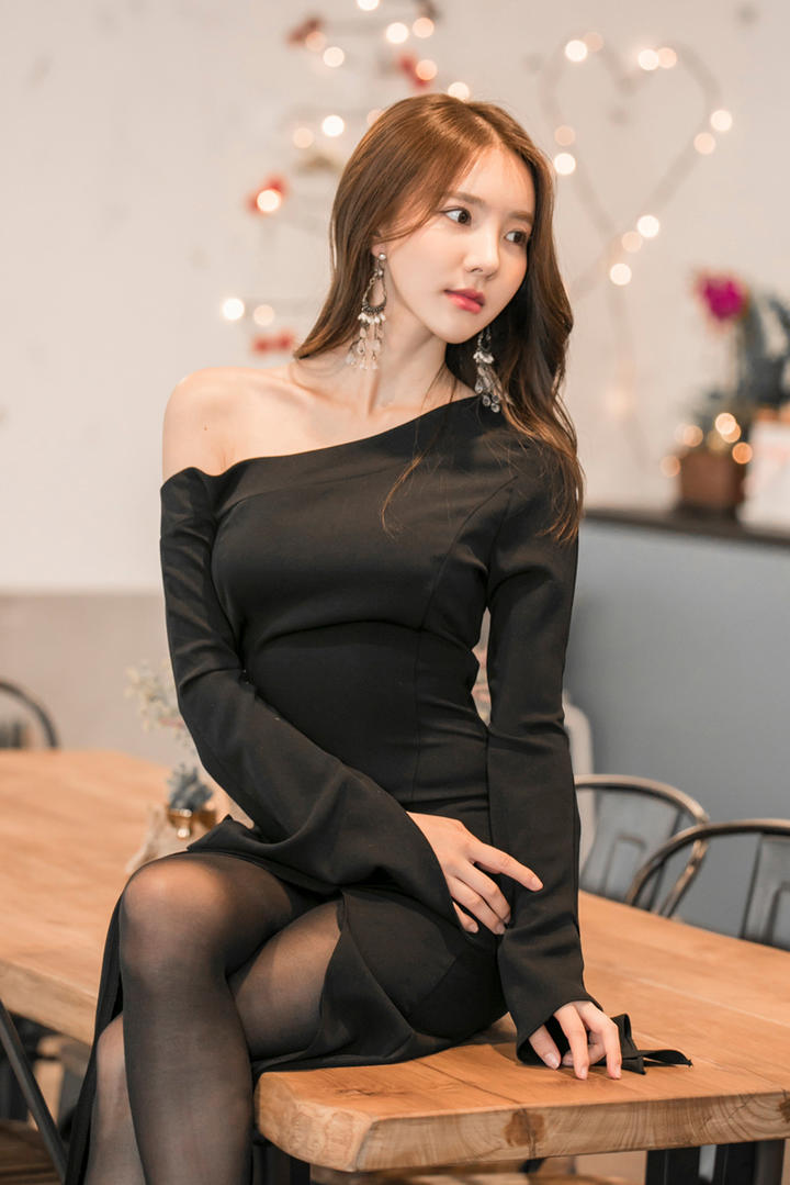 坐在桌子上的韩国丝袜美女金孝轩图片