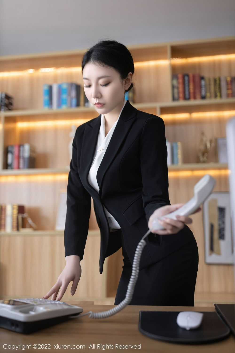 秀人网美女模特安然Maleah白色T恤搭配黑丝系列珠三角旅拍