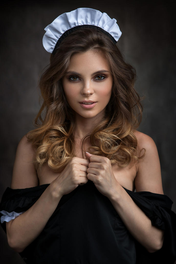 穿着女仆装的欧美美女艺术写真图片