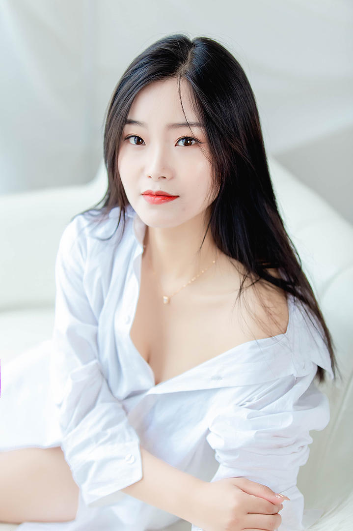 清纯美女白领白色衬衣真空写真图片