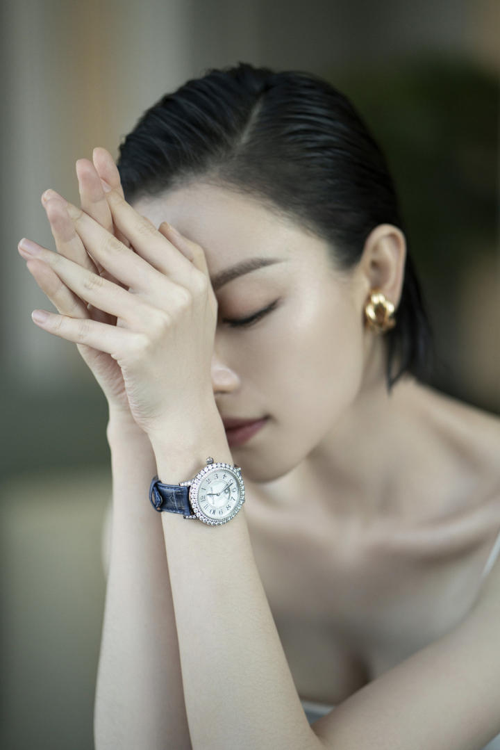 超清倪妮抹胸吊带迷人性感写真图片