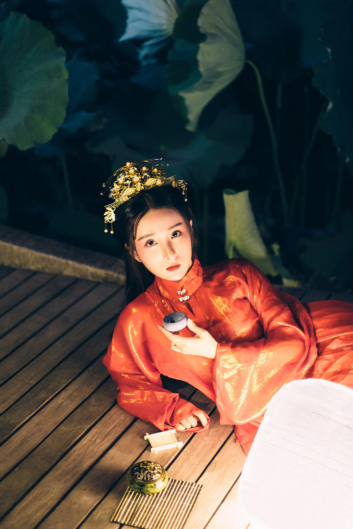 穿着红装的唯美古装美女艺术写真图片