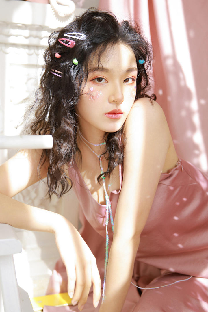 五官精致的清纯美女写真