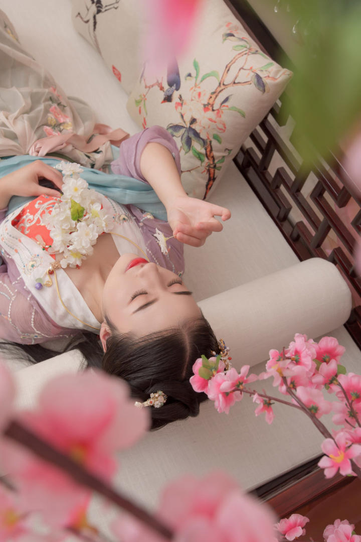 唯美古装美女睡觉艺术摄影图片