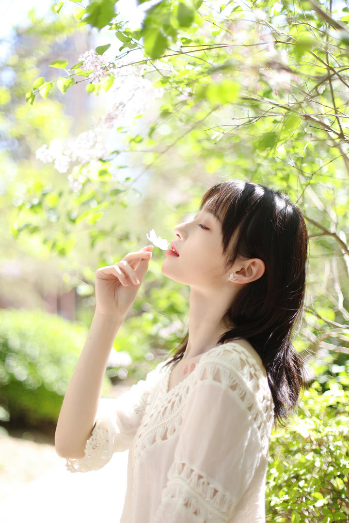 亲吻花朵的131清纯美女写真图片