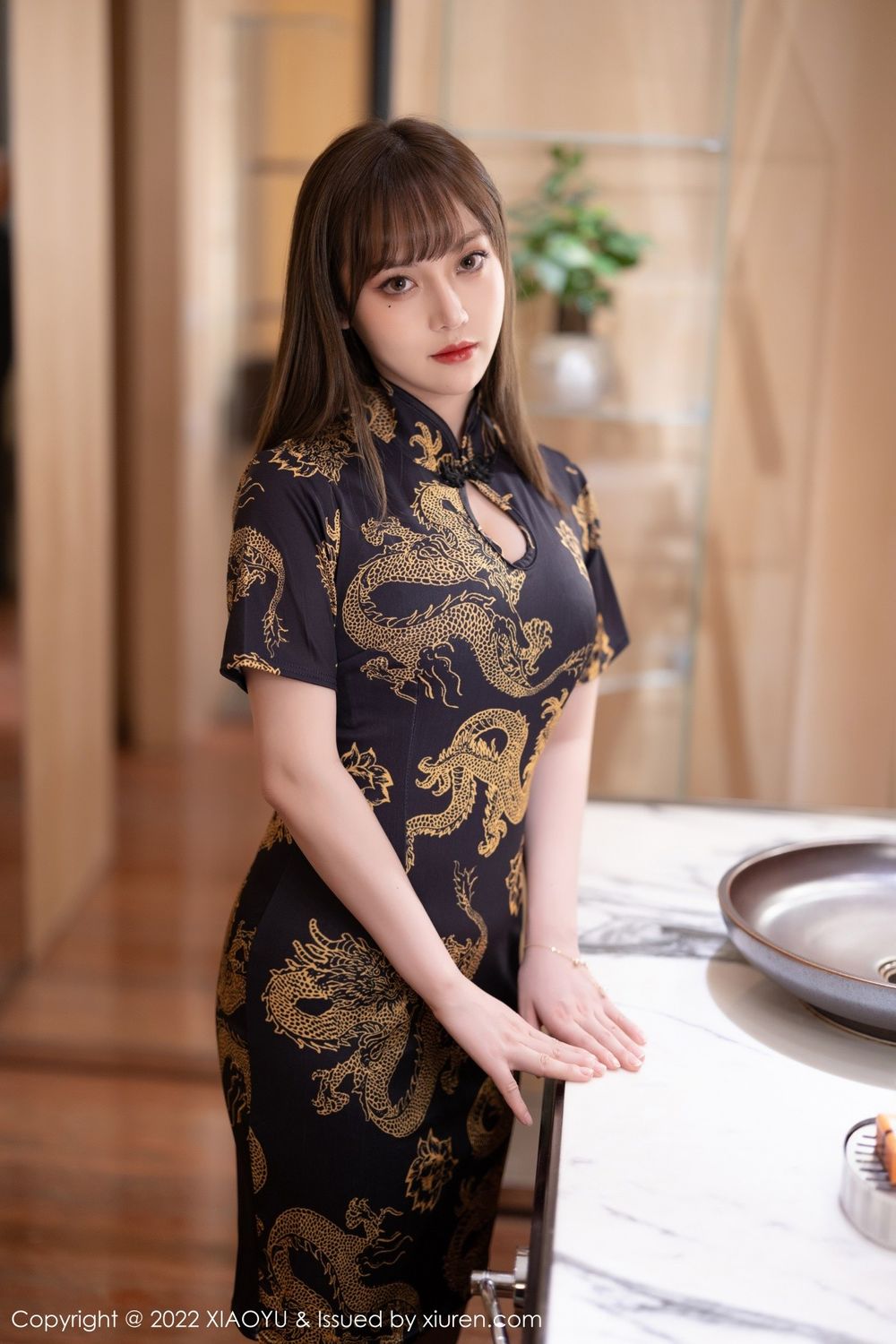 语画界美女模特豆瓣酱深色旗袍搭配诱人原色丝袜性感写真