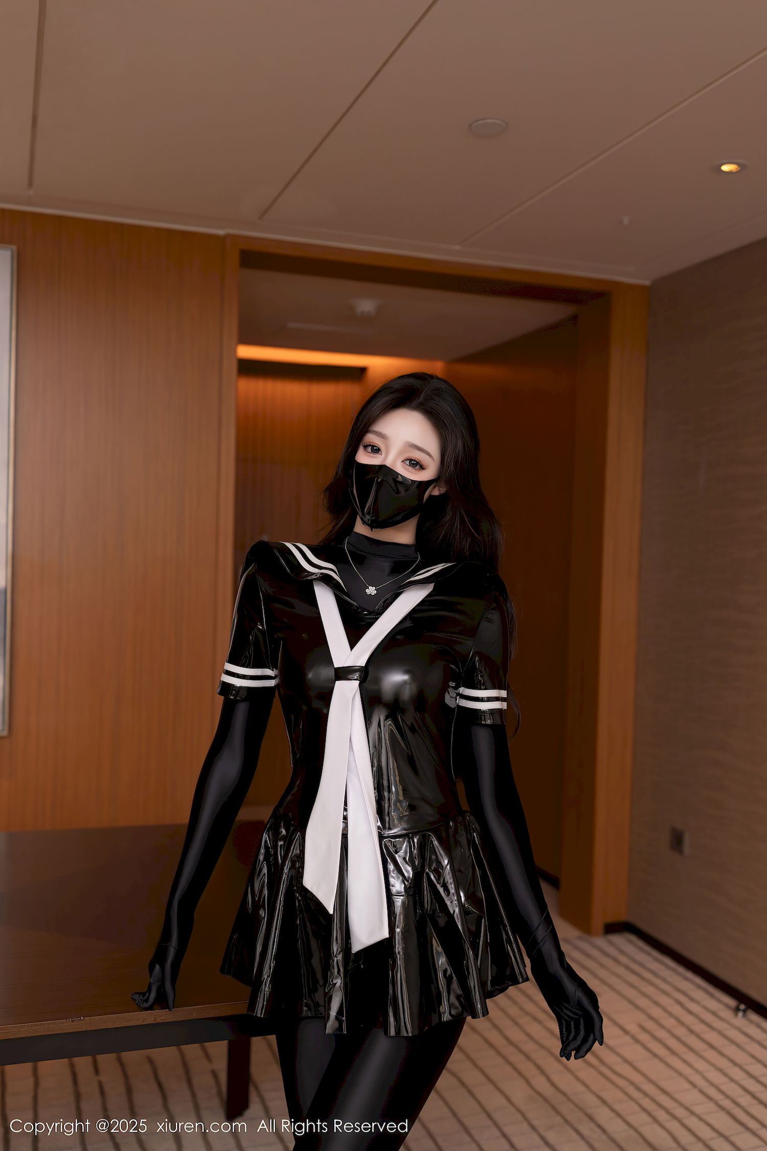 秀人网模特逗逗DouDou连体胶衣魅惑黑丝性感写真