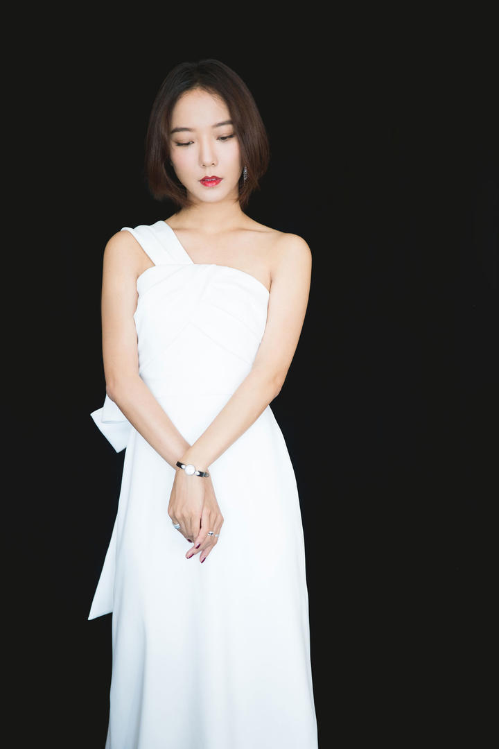 时尚性感女神王珞丹白色礼服摄影写真图片