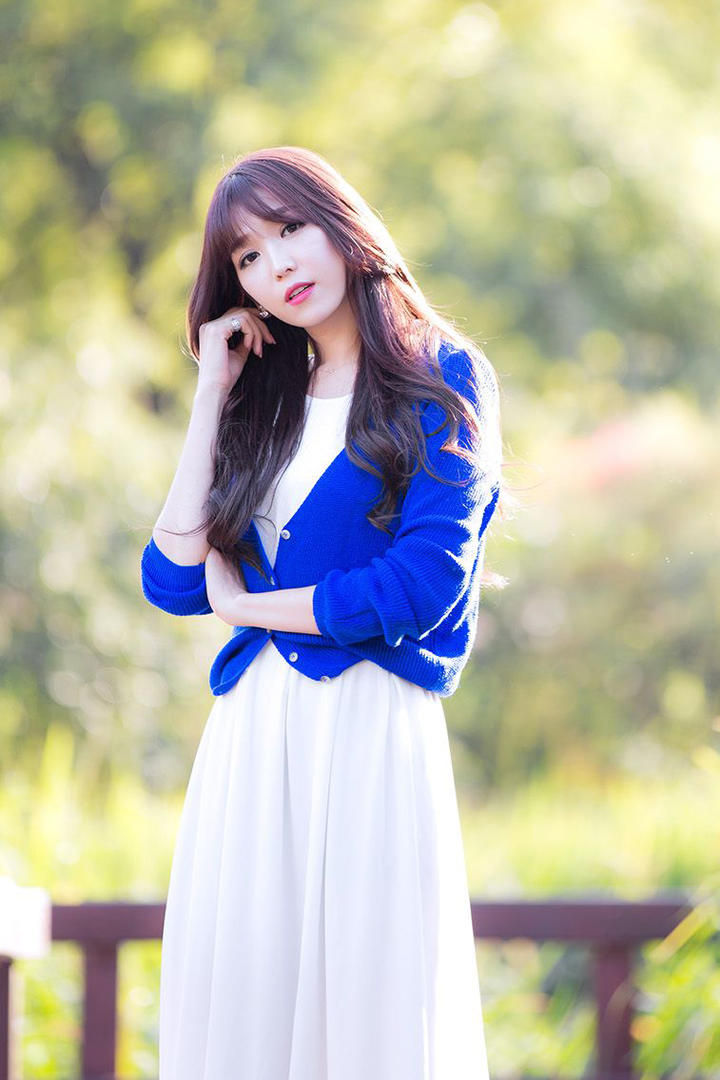 高清韩国户外美女明星李恩慧摄影写真