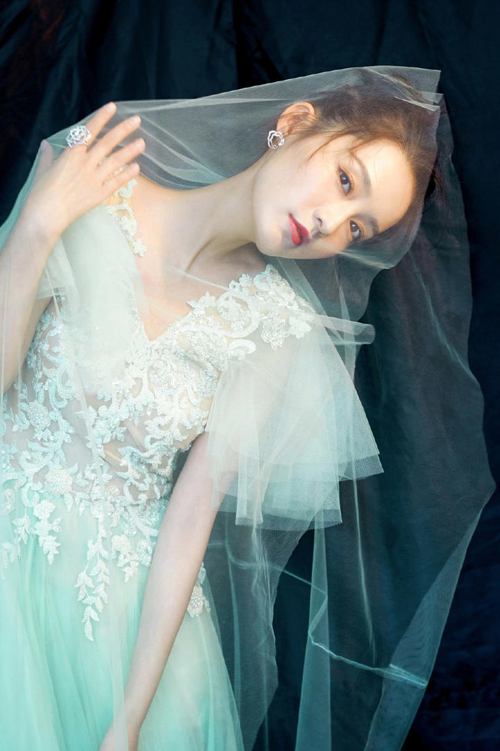 国内女明星李沁穿浅绿色婚纱写真图片