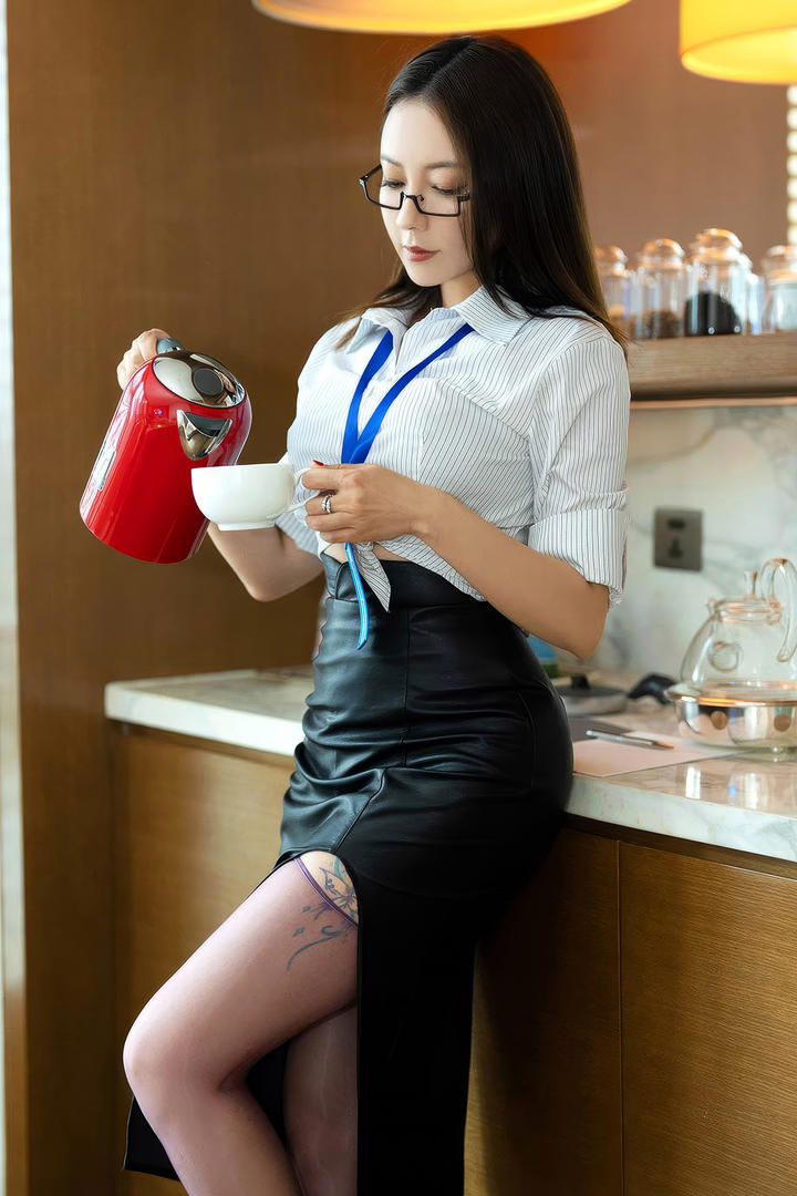 倒咖啡的性感韵味美女秘书国产制服诱惑图片