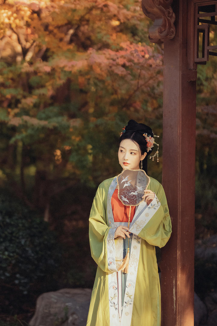 秋天公园里的意境古装美女摄影写真图片