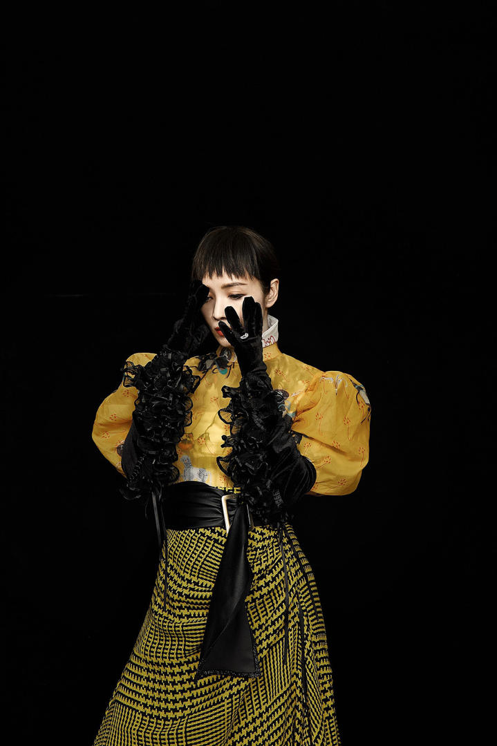 侯佩岑时尚服装秀写真图片